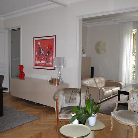 La D'auteuil, 16 Alloggio in famiglia *